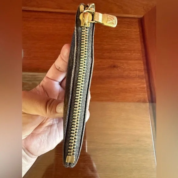 LOUIS VUITTON MONOGRAM KEY CLES WITH LV DUST BAG AND LV BOX